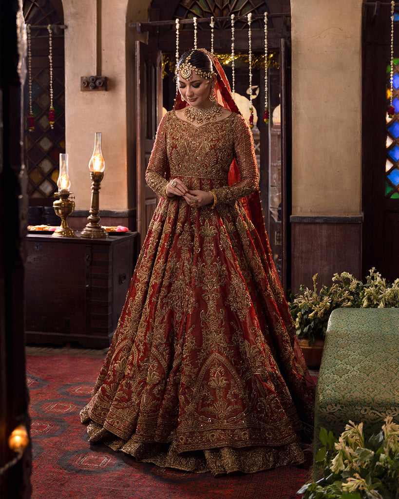 New Look & Stylish Bride's Golden Color Dresses/Outfits Designing Ideas |  Gelinlik stilleri, Gelin stili, Gelinlik
